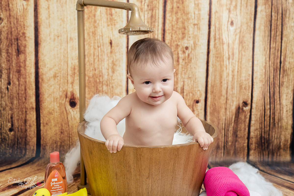 para finalizar Maria brincou no cenário de banho de ofurô