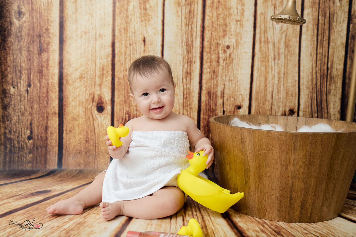 para finalizar Maria brincou no cenário de banho de ofurô