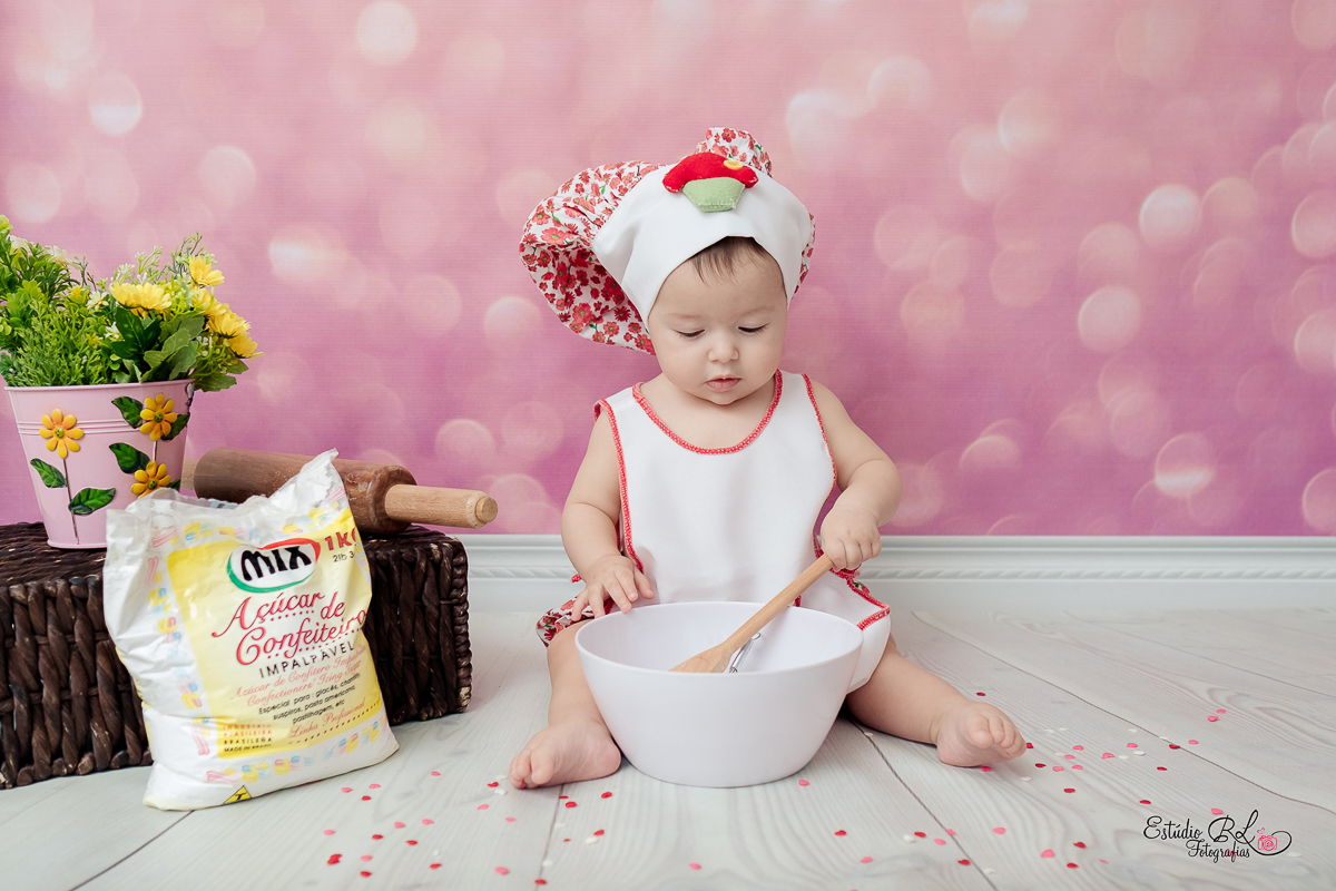 Maria brincou de fazer bolo igual a mamãe