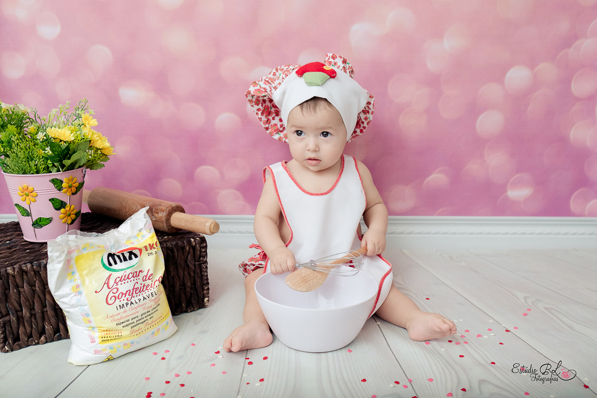 Maria brincou de fazer bolo igual a mamãe