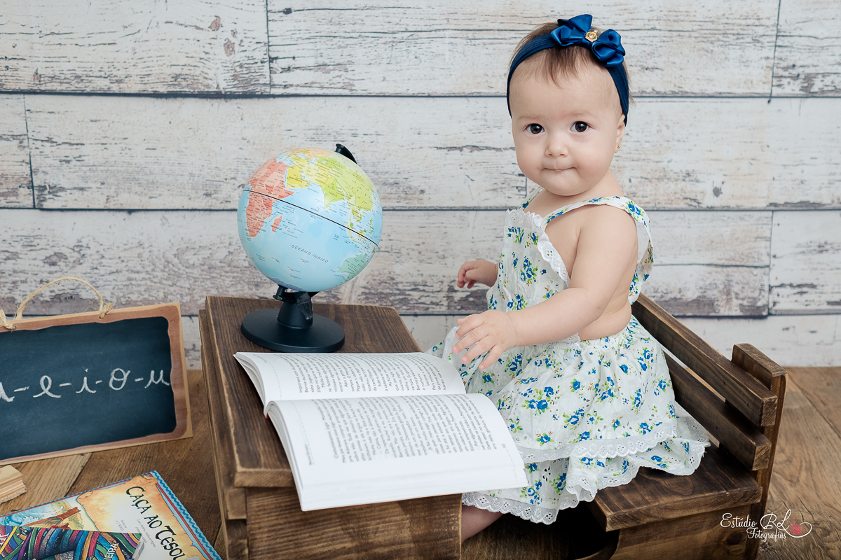 Dessa vez a Maria se divertiu no cenário da escolinha
