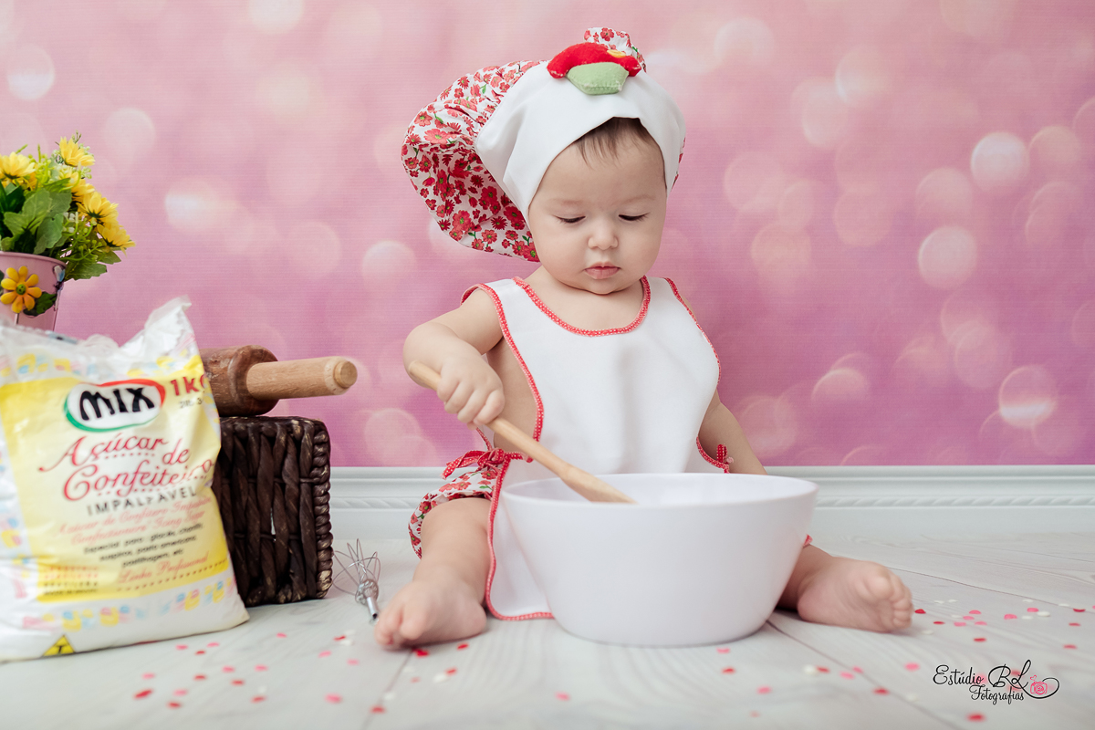 Maria brincou de fazer bolo igual a mamãe