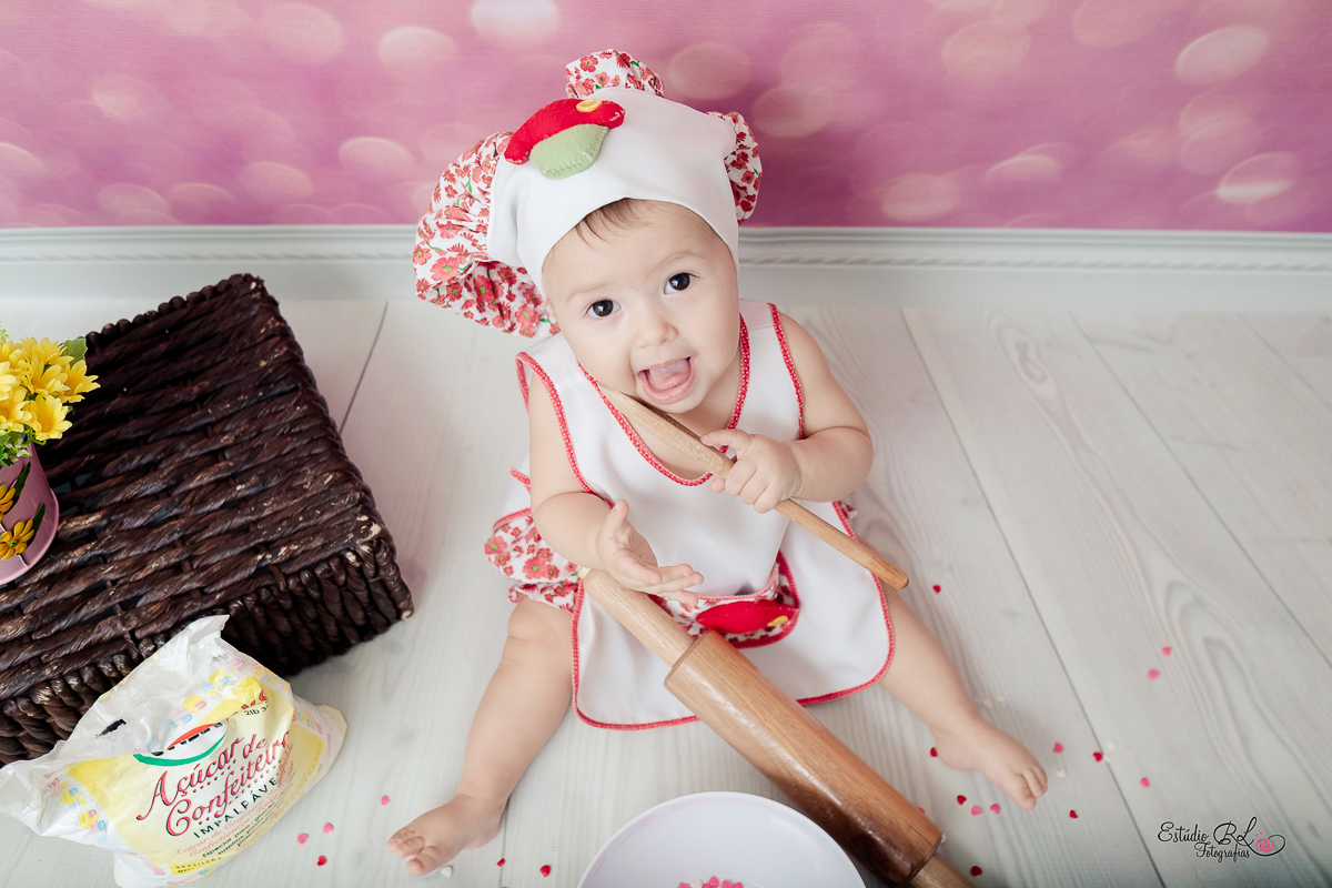 Maria brincou de fazer bolo igual a mamãe