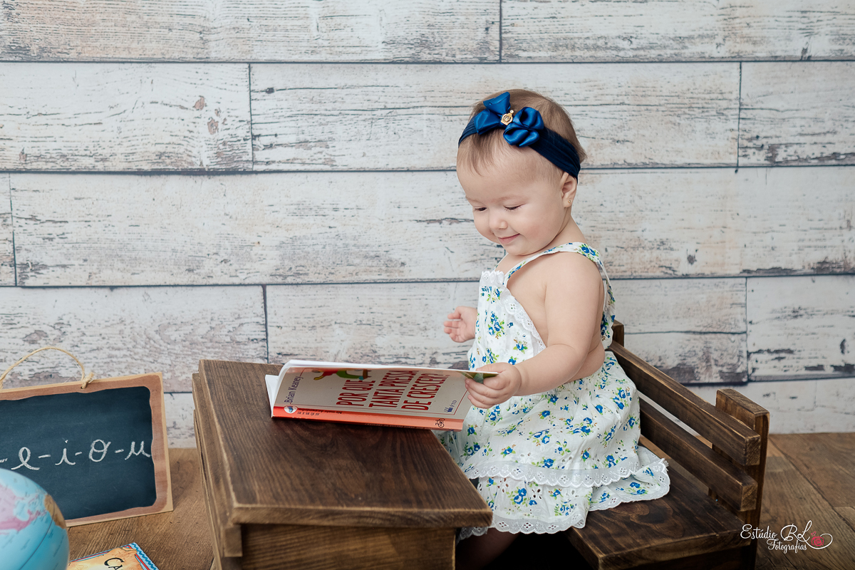 Dessa vez a Maria se divertiu no cenário da escolinha
