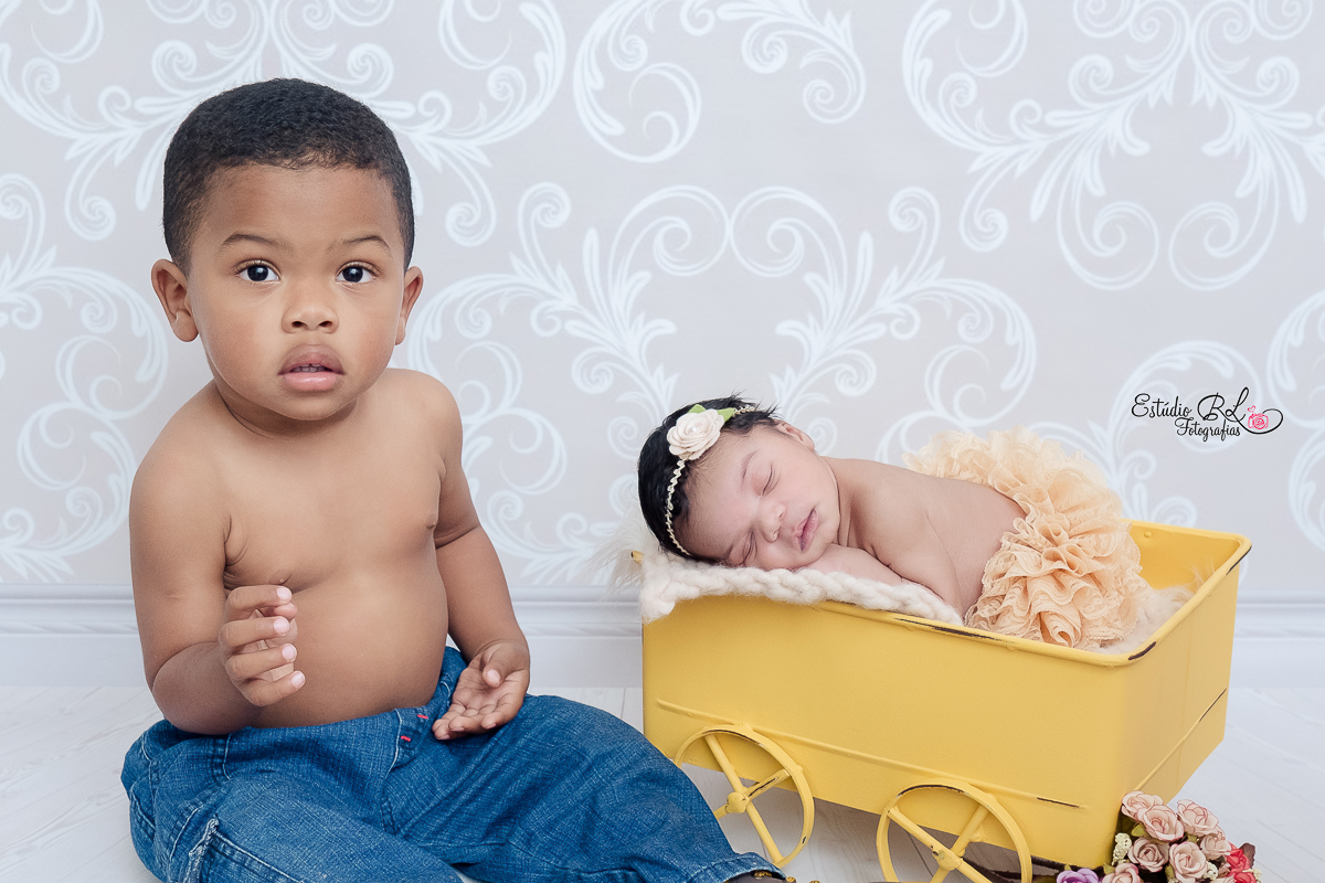 Miguel o irmãzinho mais velho, se comportou super bem e fizemos fotos dos irmãos super apaixonados!