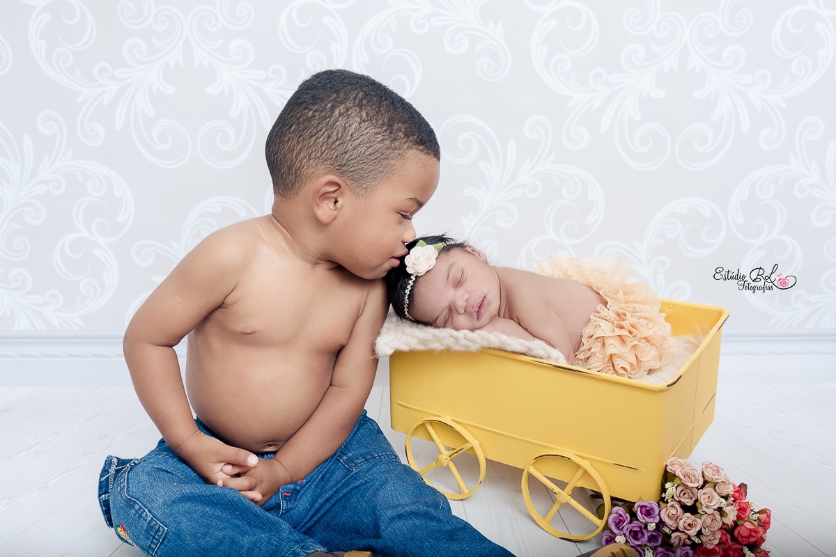 Miguel o irmãzinho mais velho, se comportou super bem e fizemos fotos dos irmãos super apaixonados!