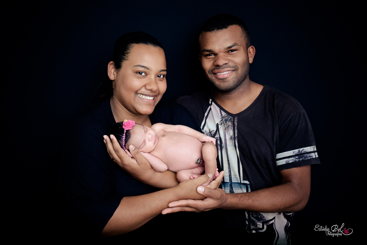 ensaio newborn Lorena 9 dias foto com o papai e a mamãe