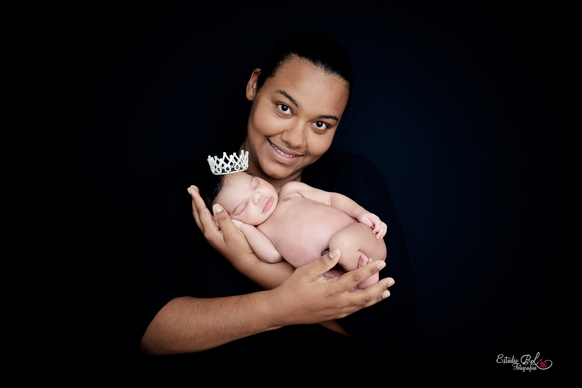 ensaio newborn Lorena 9 dias foto com a mamãe