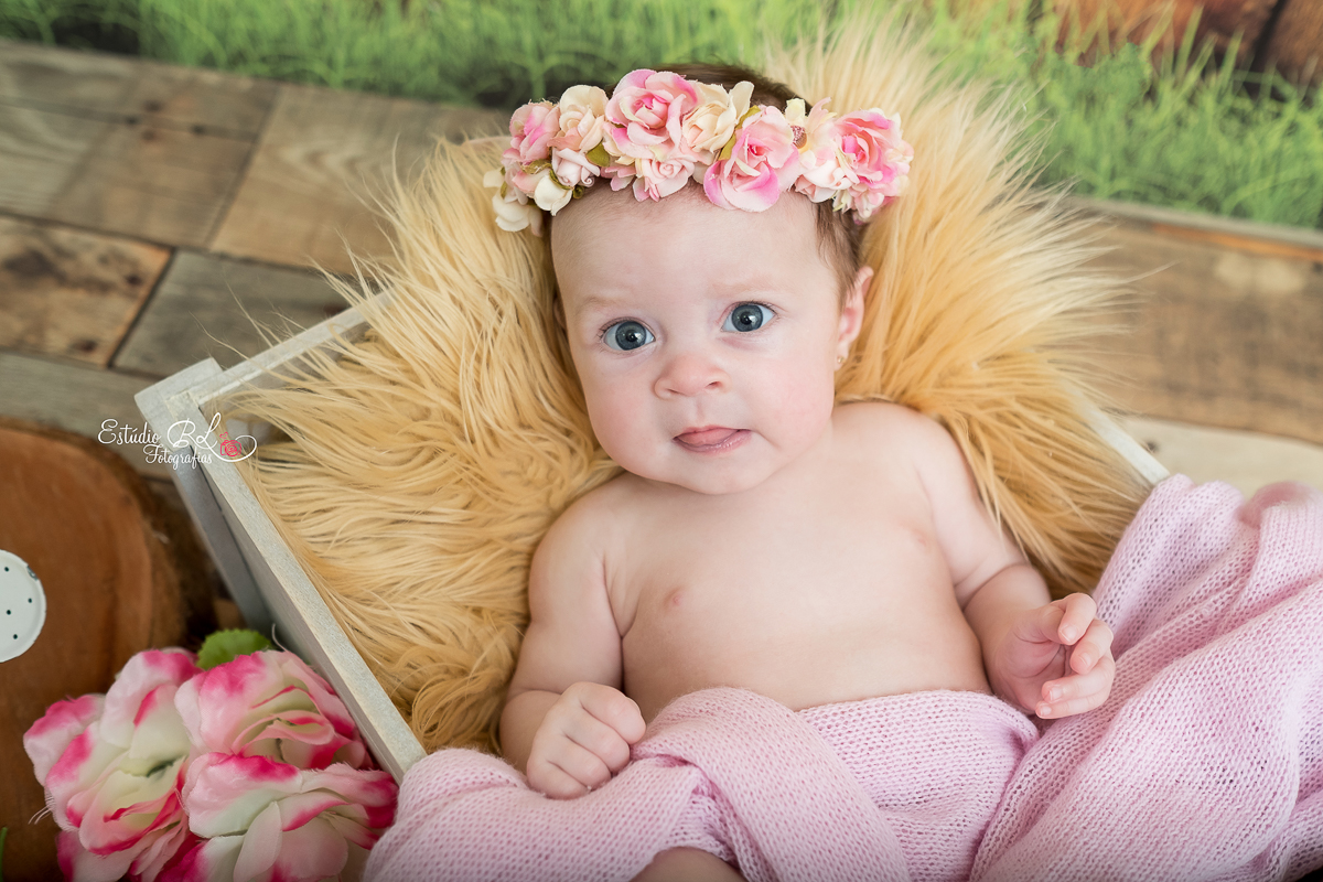 Helena 3 meses florzinha linda no jardim