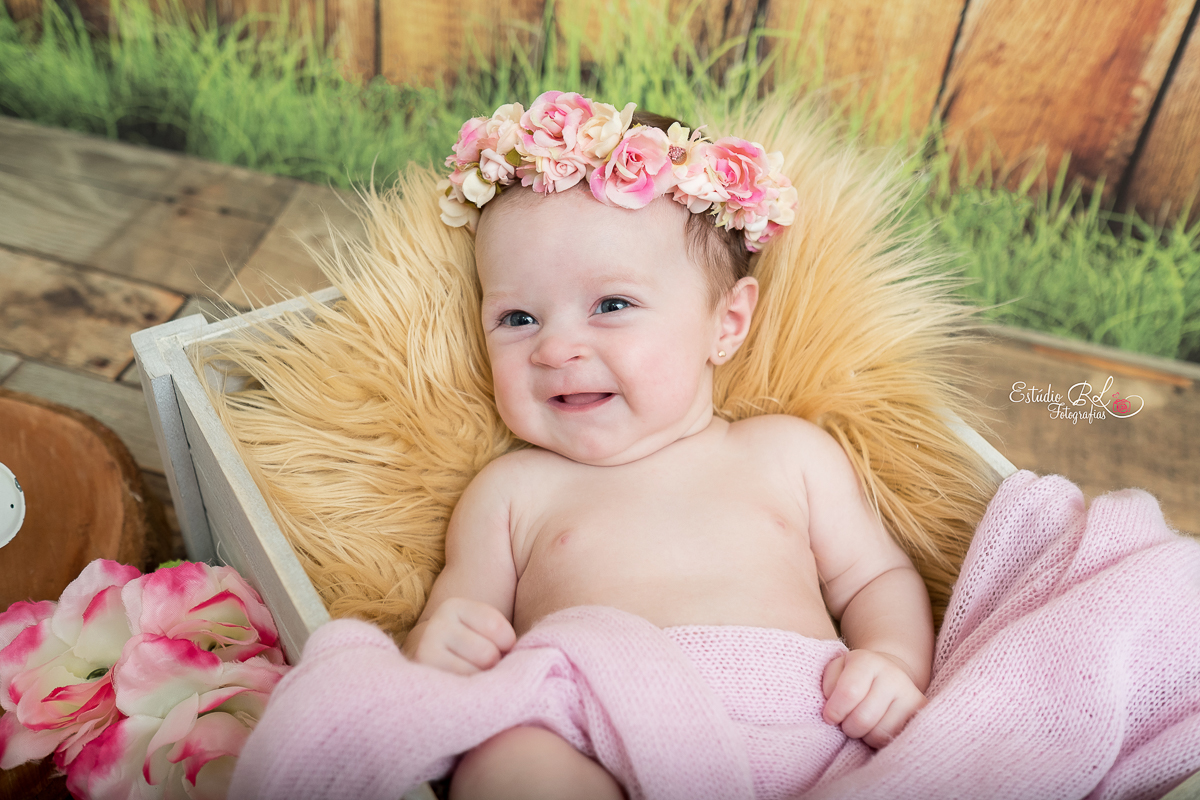 Helena 3 meses florzinha linda no jardim