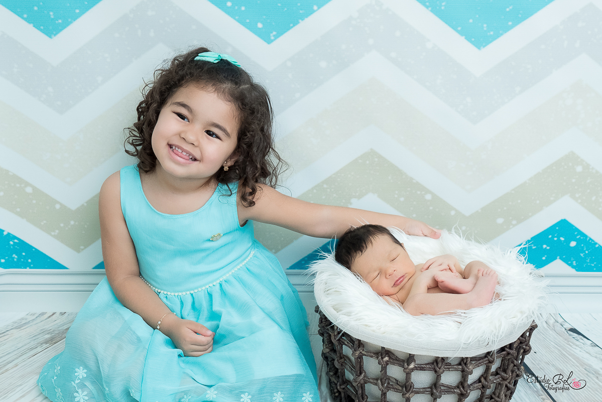 Ensaio newborn do Heitor, de apenas 9 dias com a irmãzinha