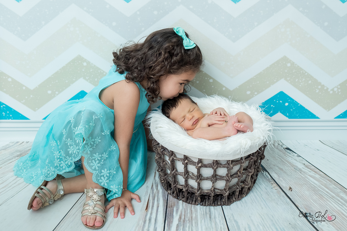 Ensaio newborn do Heitor, de apenas 9 dias com a irmãzinha