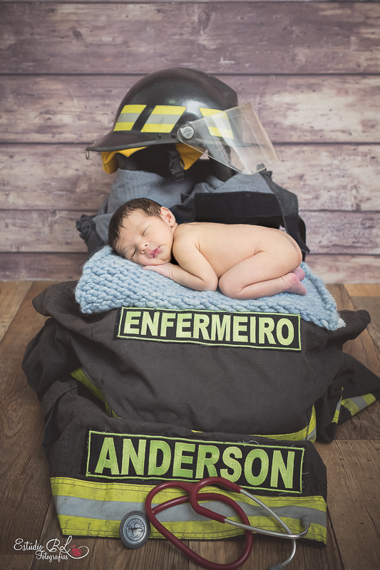 Ensaio newborn do Heitor, de apenas 9 dias O papai e a mamãe do Heitor trabalham no resgate do corpo de bombeiros e por isso usamos alguns acessórios e deixamos a sessão com a carinha deles