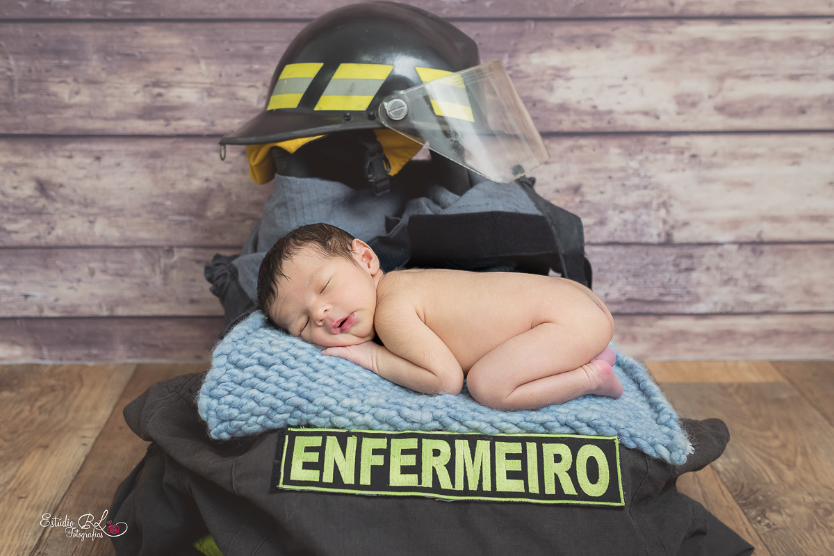 Ensaio newborn do Heitor, de apenas 9 dias O papai e a mamãe do Heitor trabalham no resgate do corpo de bombeiros e por isso usamos alguns acessórios e deixamos a sessão com a carinha deles