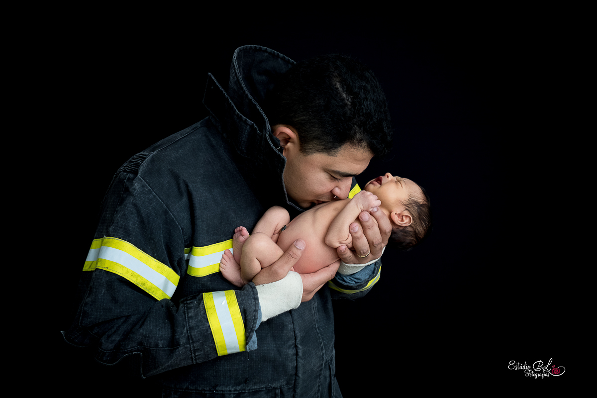 Ensaio newborn do Heitor, de apenas 9 dias O papai e a mamãe do Heitor trabalham no resgate do corpo de bombeiros e por isso usamos alguns acessórios e deixamos a sessão com a carinha deles