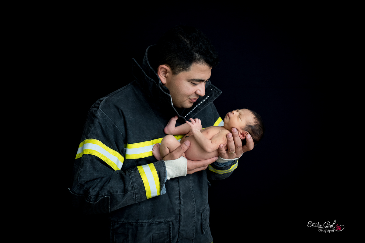 Ensaio newborn do Heitor, de apenas 9 dias O papai e a mamãe do Heitor trabalham no resgate do corpo de bombeiros e por isso usamos alguns acessórios e deixamos a sessão com a carinha deles