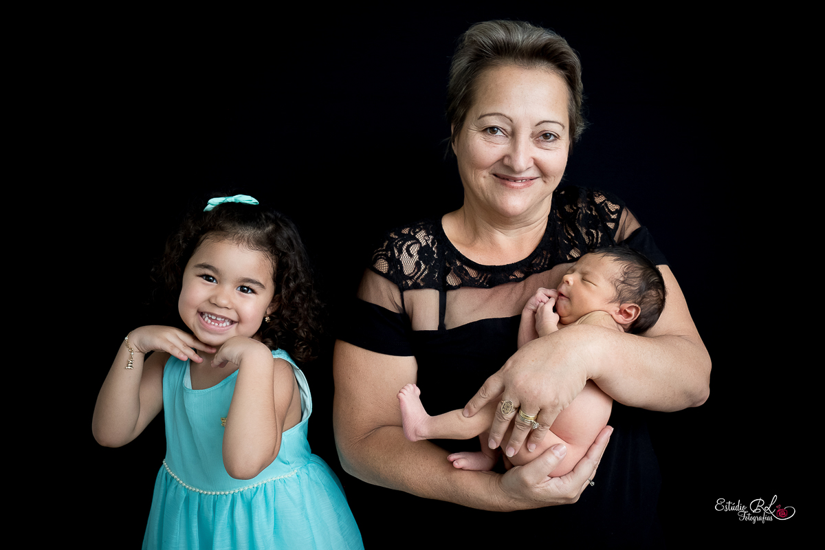 Ensaio newborn do Heitor, de apenas 9 dias com a vovó e a irmãzinha