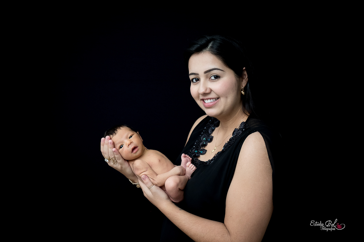 Ensaio newborn do Heitor, de apenas 9 dias foto com a mamãe