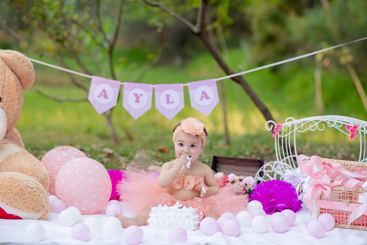 A princesinha Ayla completou seu primeiro aninho.  Então nada melhor que o ensaio Smash the Cake para comemorar.