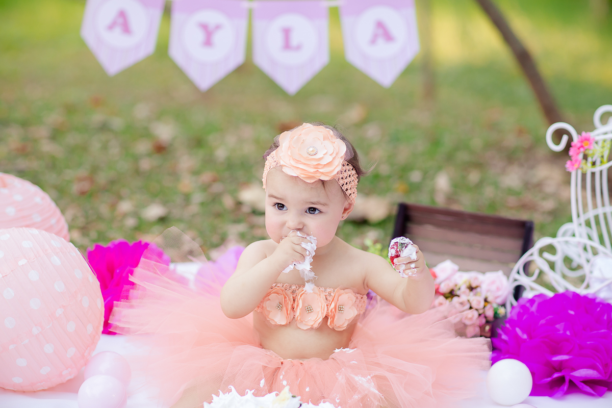A princesinha Ayla completou seu primeiro aninho.  Então nada melhor que o ensaio Smash the Cake para comemorar.