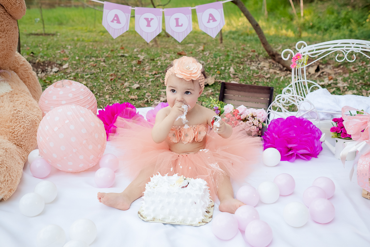 A princesinha Ayla completou seu primeiro aninho.  Então nada melhor que o ensaio Smash the Cake para comemorar.