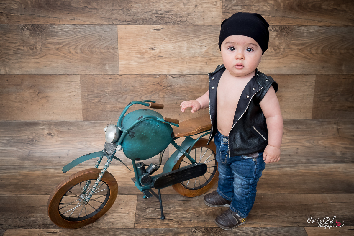 Caleb arrasou na sua sessão de 9 meses, com seu colete de couro e bandana na cabeça estreou nosso novo cenário 
