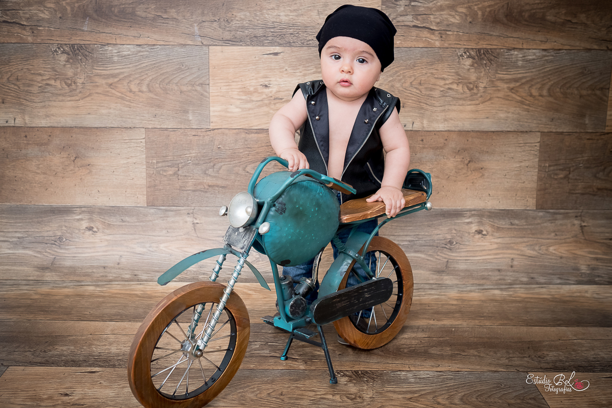 Caleb arrasou na sua sessão de 9 meses, com seu colete de couro e bandana na cabeça estreou nosso novo cenário 