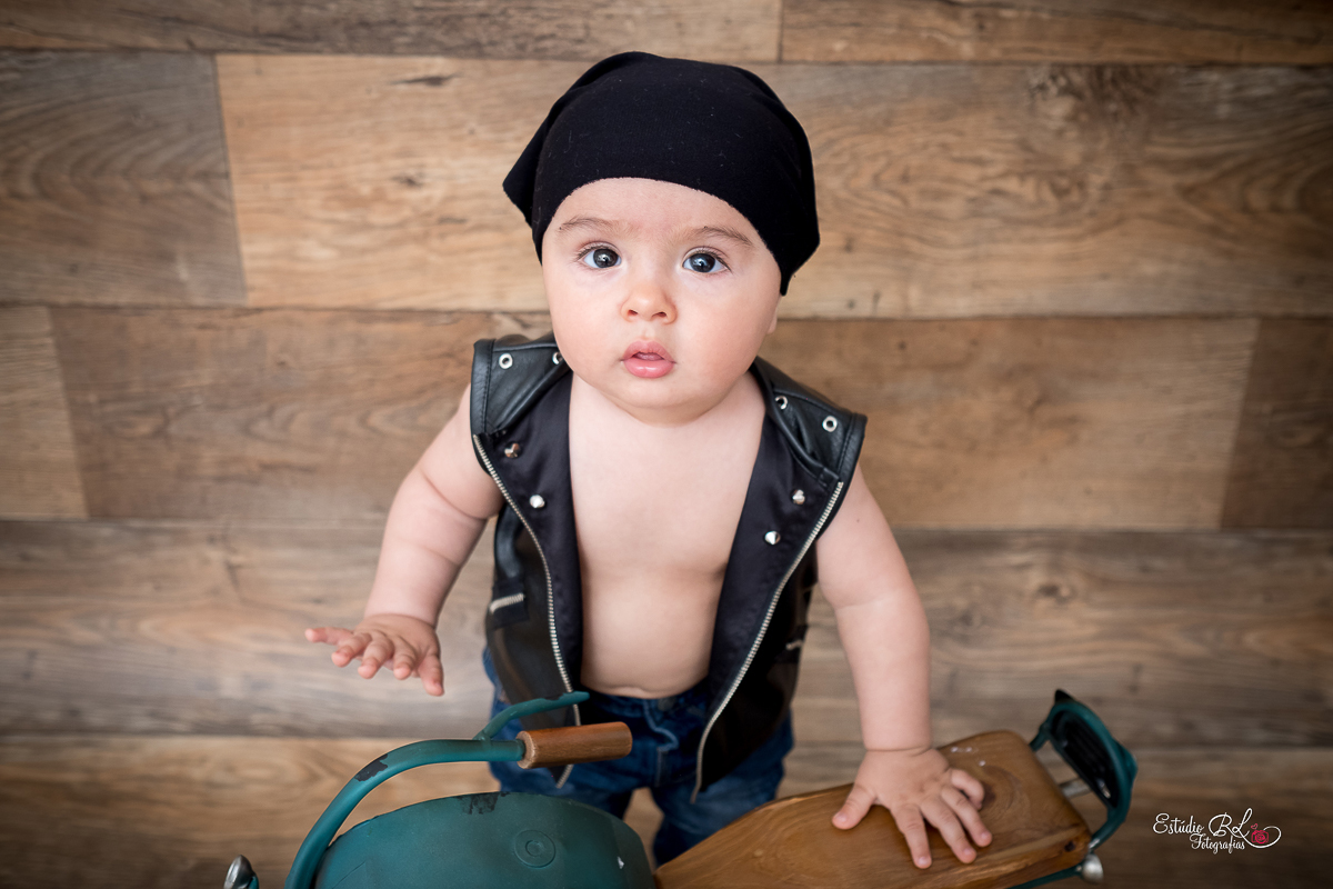 Caleb arrasou na sua sessão de 9 meses, com seu colete de couro e bandana na cabeça estreou nosso novo cenário 