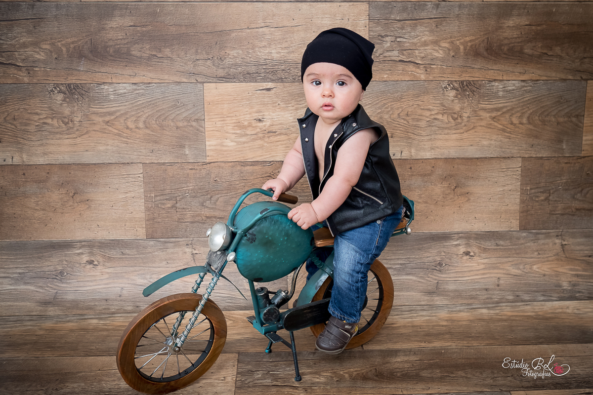 Caleb arrasou na sua sessão de 9 meses, com seu colete de couro e bandana na cabeça estreou nosso novo cenário 