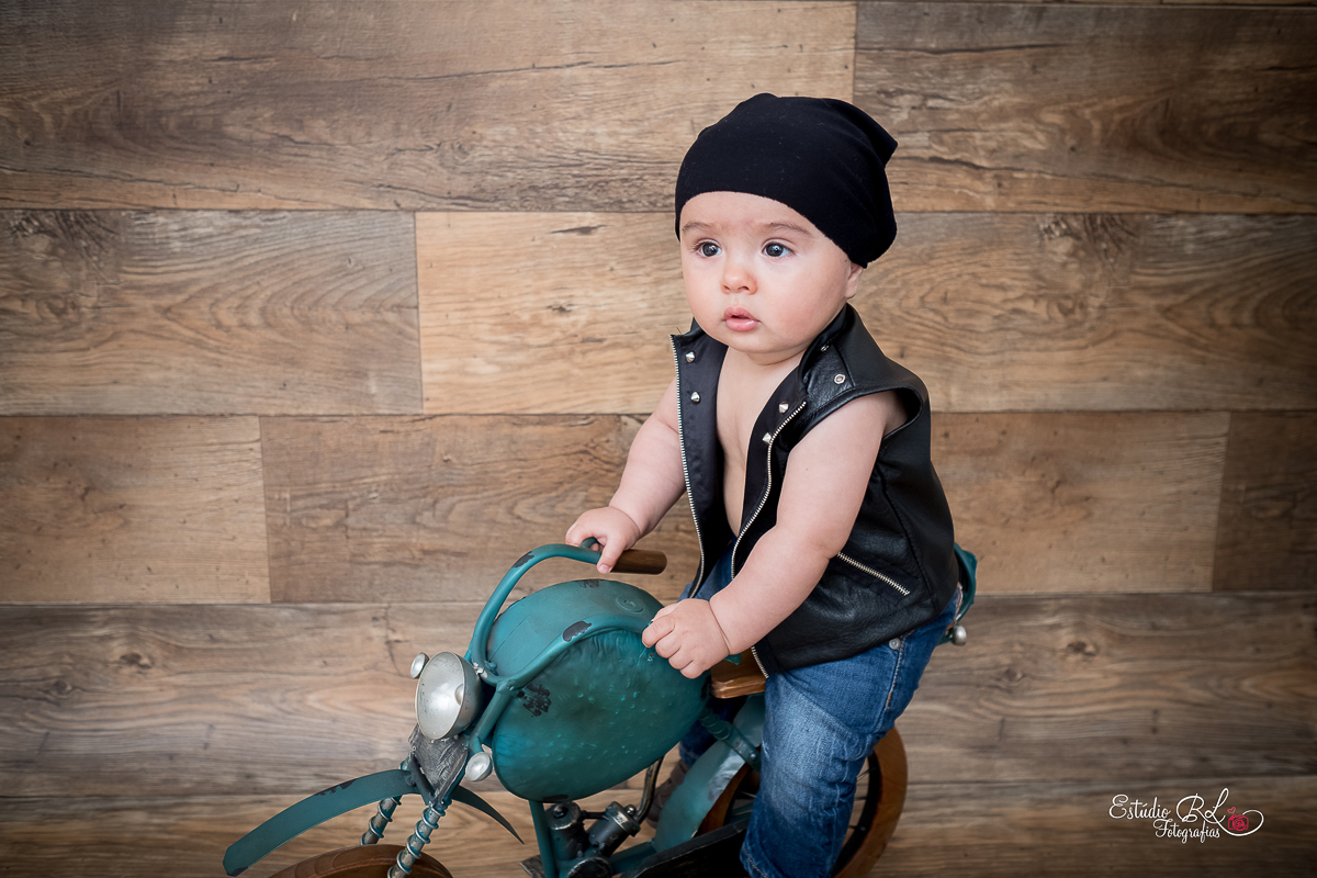 Caleb arrasou na sua sessão de 9 meses, com seu colete de couro e bandana na cabeça estreou nosso novo cenário 