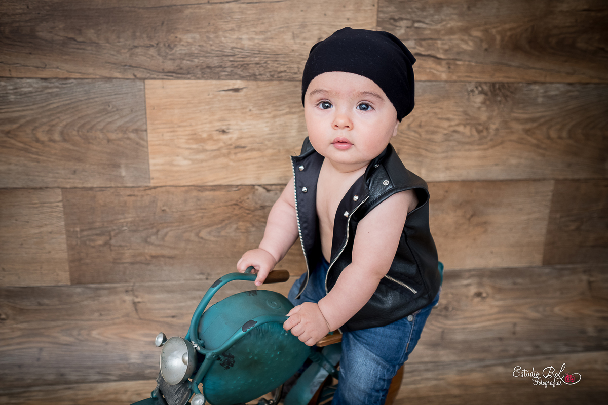 Caleb arrasou na sua sessão de 9 meses, com seu colete de couro e bandana na cabeça estreou nosso novo cenário 