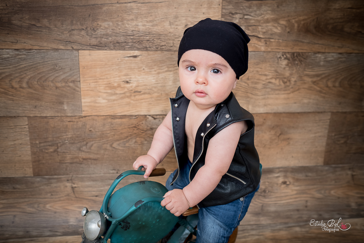 Caleb arrasou na sua sessão de 9 meses, com seu colete de couro e bandana na cabeça estreou nosso novo cenário 