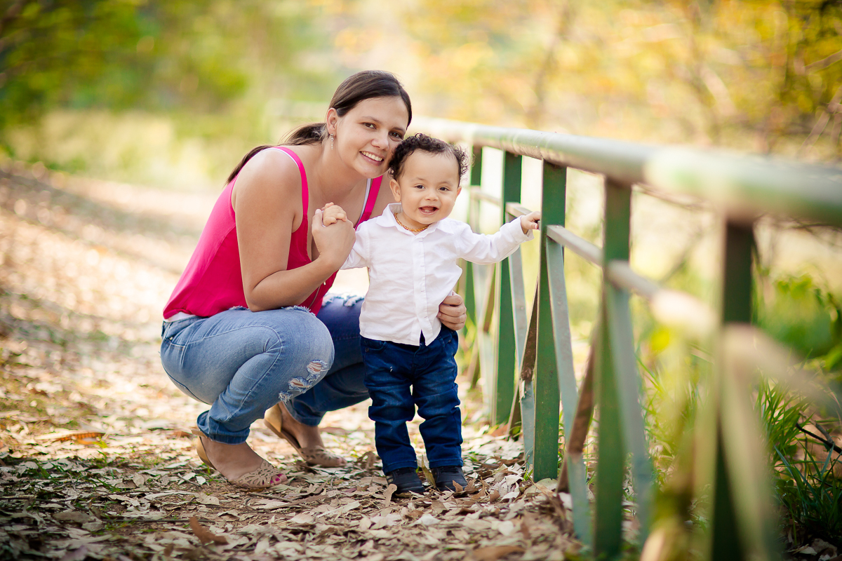 O Henrique estava bem familiarizado com o cenário de cowboy que montamos pra ele, na sua sessão de Smash the Cake.