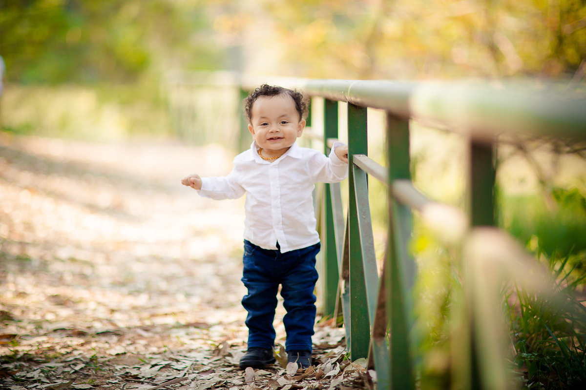 O Henrique estava bem familiarizado com o cenário de cowboy que montamos pra ele, na sua sessão de Smash the Cake.
