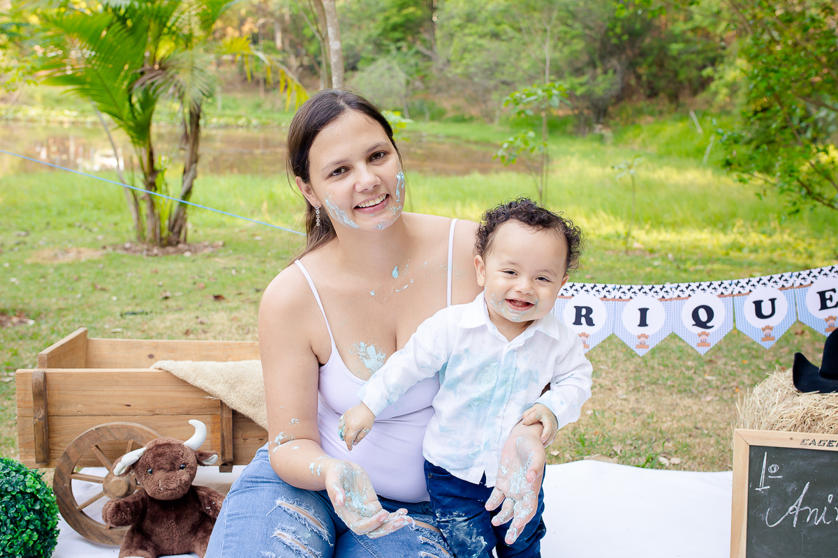 O Henrique estava bem familiarizado com o cenário de cowboy que montamos pra ele, na sua sessão de Smash the Cake.