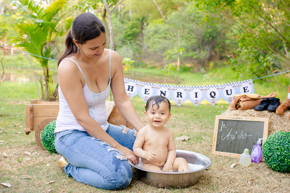 O Henrique estava bem familiarizado com o cenário de cowboy que montamos pra ele, na sua sessão de Smash the Cake.