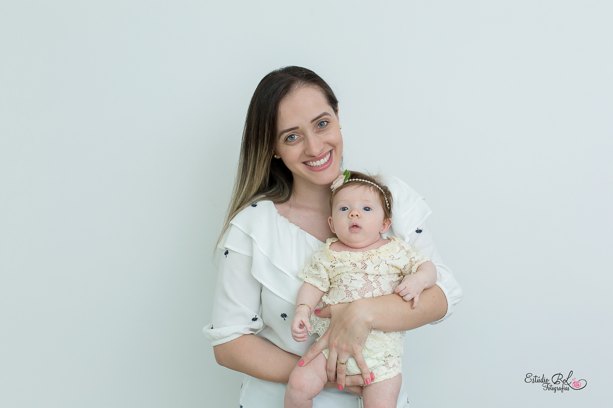 Princesinha Isabela sempre tão doce e simpática uma fofura que da ate vontade apertar....as fotos ficou uma delicadeza só no ensaio do acompanhamento trimestral registrando os seus 3 meses!