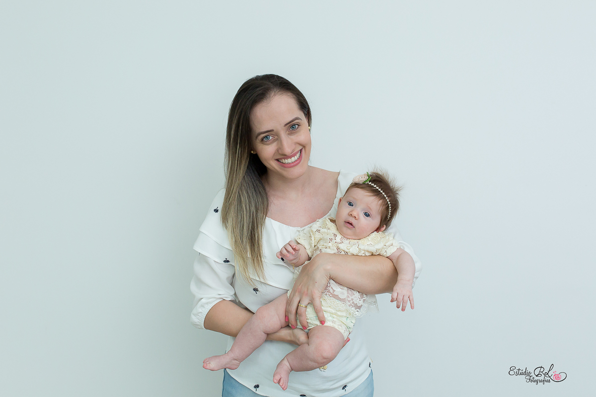 Princesinha Isabela sempre tão doce e simpática uma fofura que da ate vontade apertar....as fotos ficou uma delicadeza só no ensaio do acompanhamento trimestral registrando os seus 3 meses!