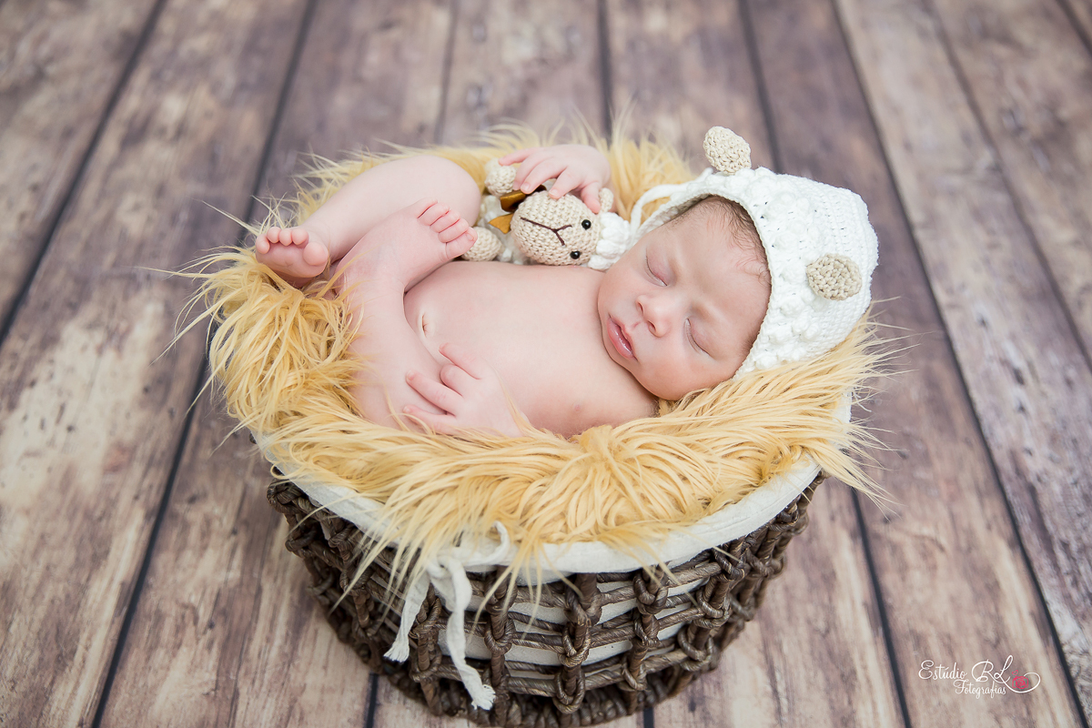 Já fotografamos essa família enquanto Lucca ainda estava na barriga da mamãe, e agora com seus 16 dias de vida fizemos a sua sessão newborn e pudemos compartilhar de mais esse momento de alegria e amor entre eles.