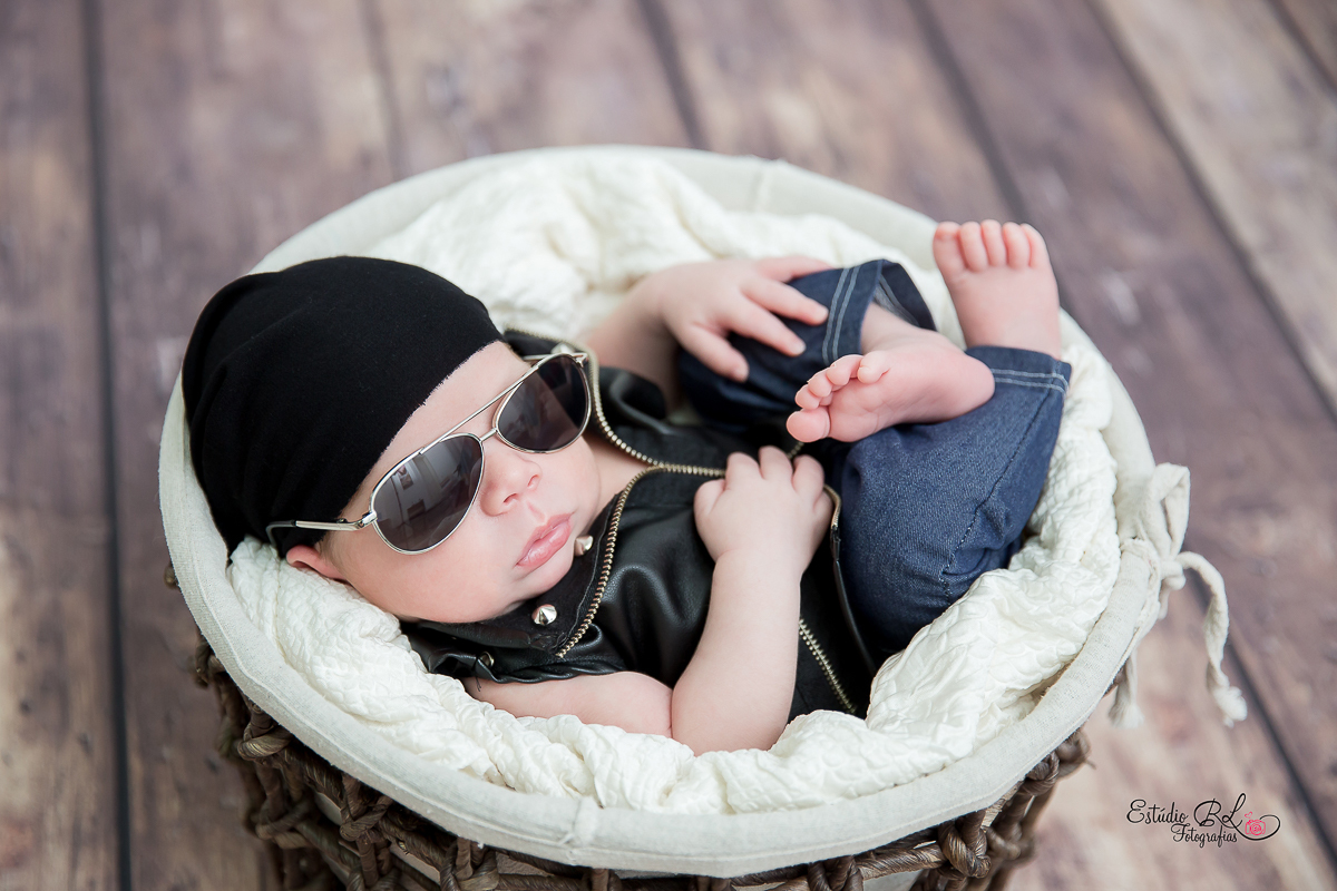 Já fotografamos essa família enquanto Lucca ainda estava na barriga da mamãe, e agora com seus 16 dias de vida fizemos a sua sessão newborn e pudemos compartilhar de mais esse momento de alegria e amor entre eles.