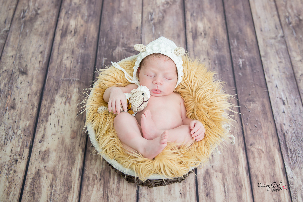 Já fotografamos essa família enquanto Lucca ainda estava na barriga da mamãe, e agora com seus 16 dias de vida fizemos a sua sessão newborn e pudemos compartilhar de mais esse momento de alegria e amor entre eles.