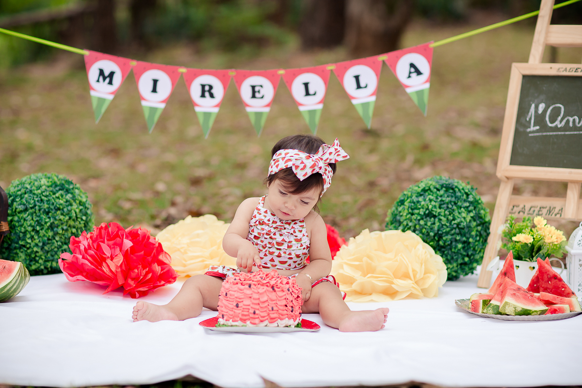 A lindeza de hoje é a Mirella, que terminou um ciclo conosco de fotografia de acompanhamento de bebês com seu smash the cake, e o tema escolhido foi melancia!!!