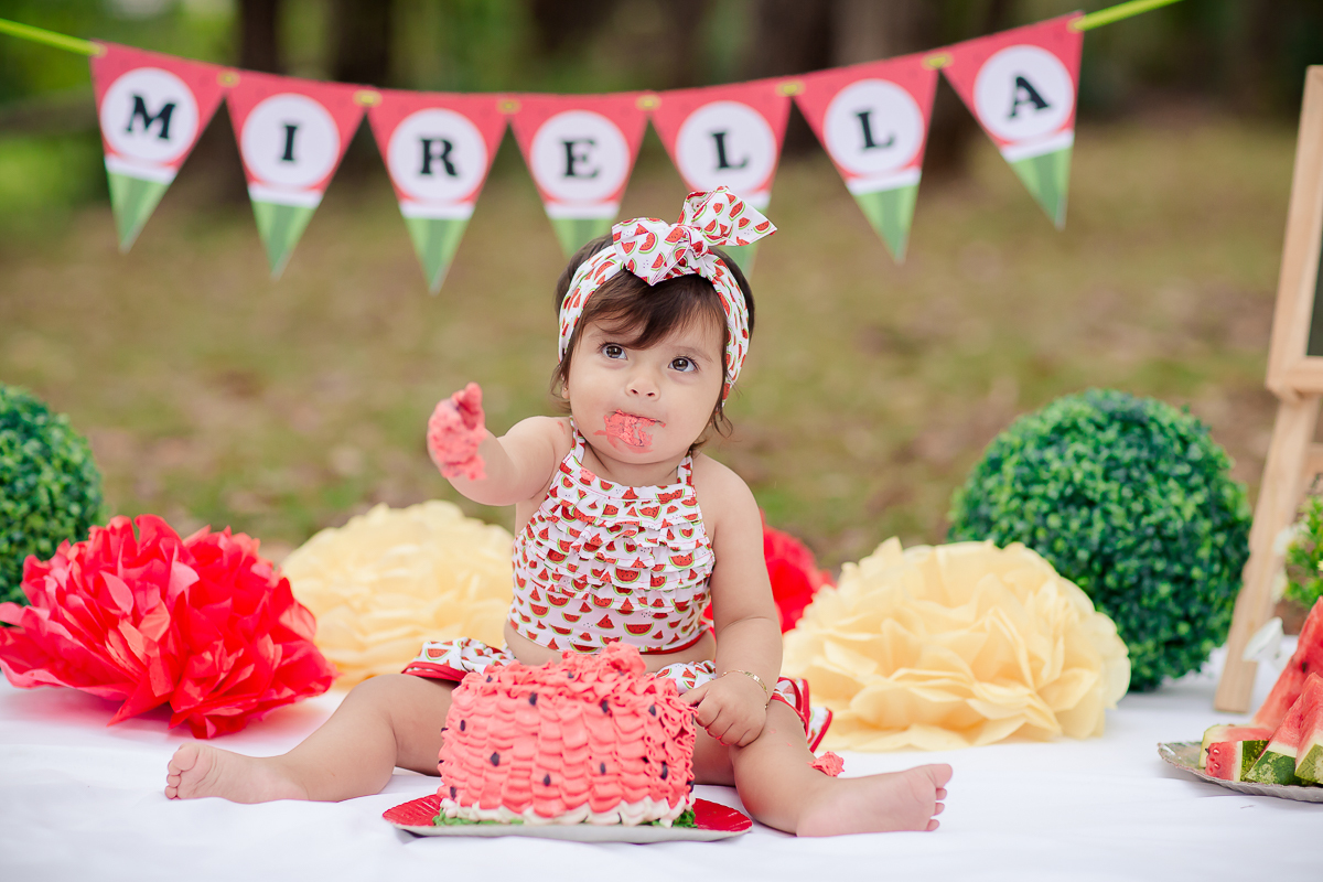 A lindeza de hoje é a Mirella, que terminou um ciclo conosco de fotografia de acompanhamento de bebês com seu smash the cake, e o tema escolhido foi melancia!!!