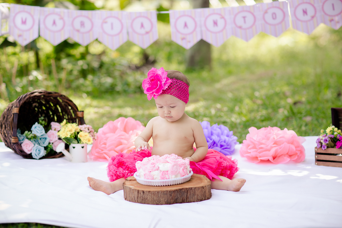 Linda e graciosa princesa muita fofa,  O Smash the cake da Maria Antonia com tema de jardim ficou apaixonante. ♥

 Essa menininha consegue bater todos recordes de  simpatia e fofura, ela é mais que demais! 