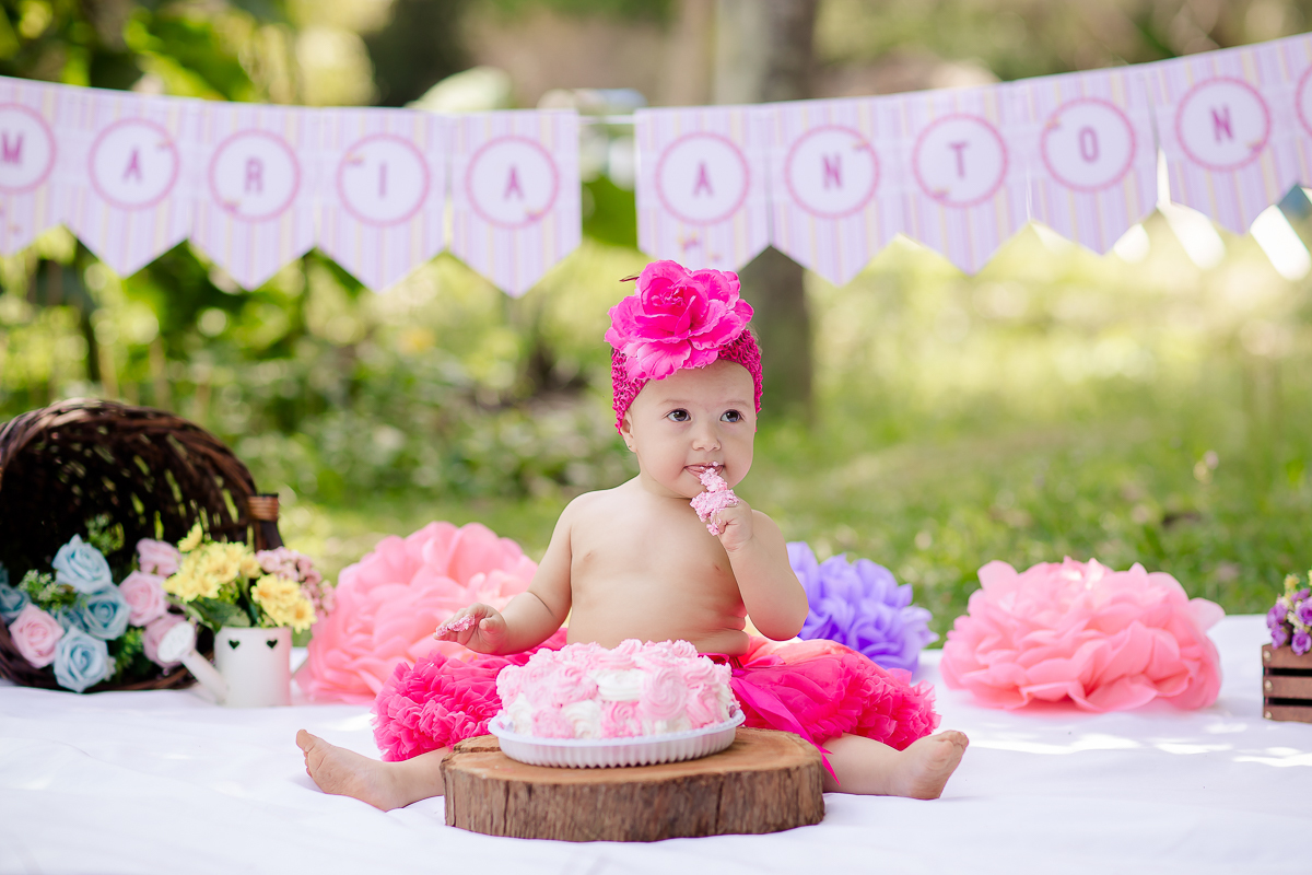 Linda e graciosa princesa muita fofa,  O Smash the cake da Maria Antonia com tema de jardim ficou apaixonante. ♥

 Essa menininha consegue bater todos recordes de  simpatia e fofura, ela é mais que demais! 