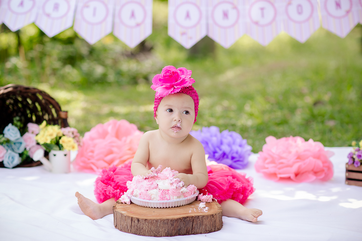 Linda e graciosa princesa muita fofa,  O Smash the cake da Maria Antonia com tema de jardim ficou apaixonante. ♥

 Essa menininha consegue bater todos recordes de  simpatia e fofura, ela é mais que demais! 