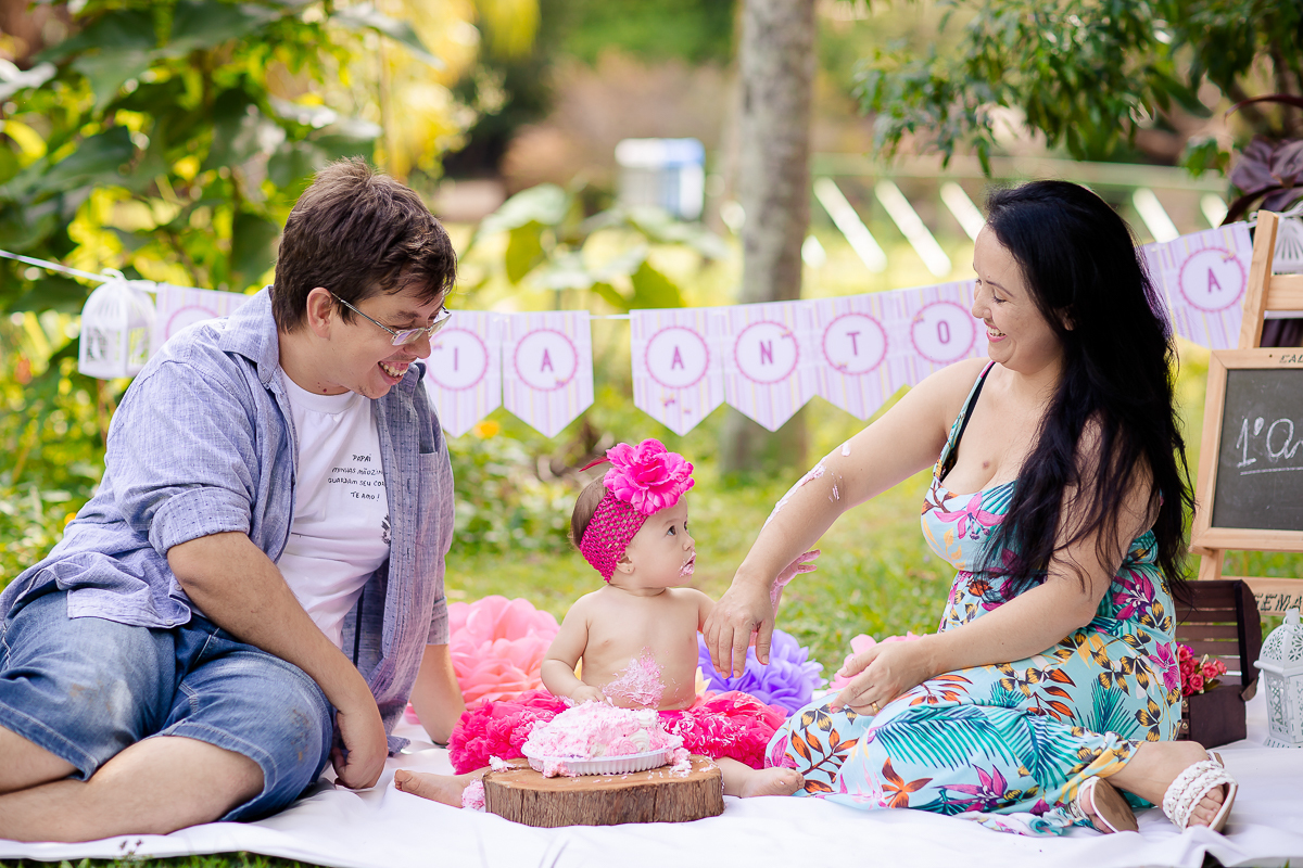 Linda e graciosa princesa muita fofa,  O Smash the cake da Maria Antonia com tema de jardim ficou apaixonante. ♥

 Essa menininha consegue bater todos recordes de  simpatia e fofura, ela é mais que demais! 