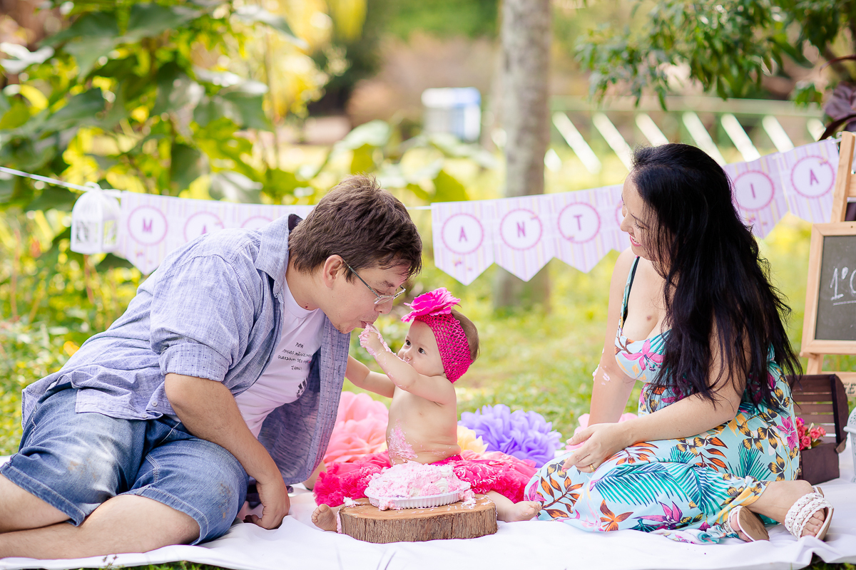 Linda e graciosa princesa muita fofa,  O Smash the cake da Maria Antonia com tema de jardim ficou apaixonante. ♥

 Essa menininha consegue bater todos recordes de  simpatia e fofura, ela é mais que demais! 
