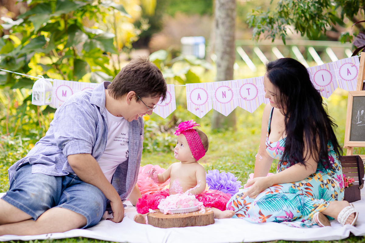Linda e graciosa princesa muita fofa,  O Smash the cake da Maria Antonia com tema de jardim ficou apaixonante. ♥

 Essa menininha consegue bater todos recordes de  simpatia e fofura, ela é mais que demais! 