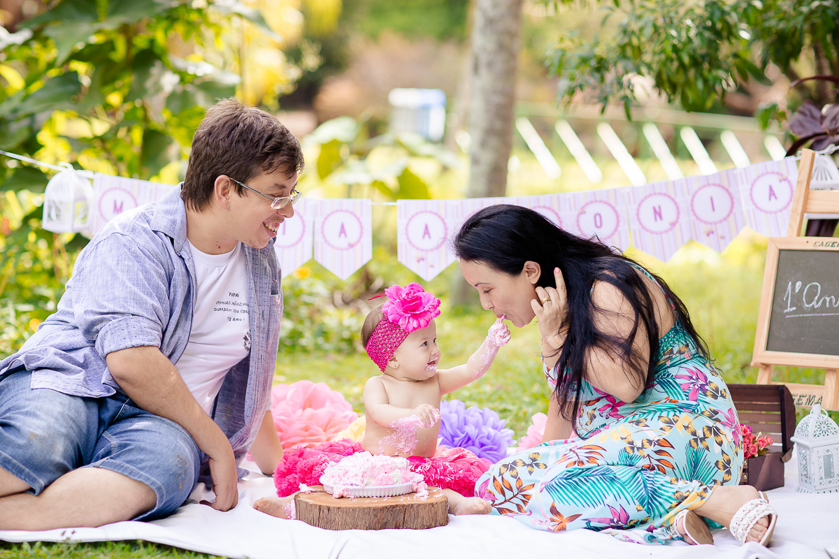 Linda e graciosa princesa muita fofa,  O Smash the cake da Maria Antonia com tema de jardim ficou apaixonante. ♥

 Essa menininha consegue bater todos recordes de  simpatia e fofura, ela é mais que demais! 